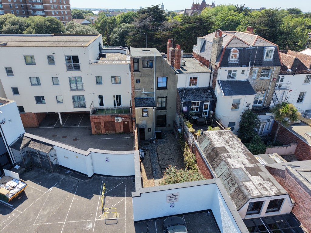 Lot: 56 - SUBSTANTIAL FREEHOLD COMMERCIAL PREMISES FOR OCCUPATION OR REDEVELOPMENT - Aerial view of the rear garden and rear elevation